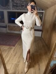 Maxilanges, geschlitztes Steinstrickkleid