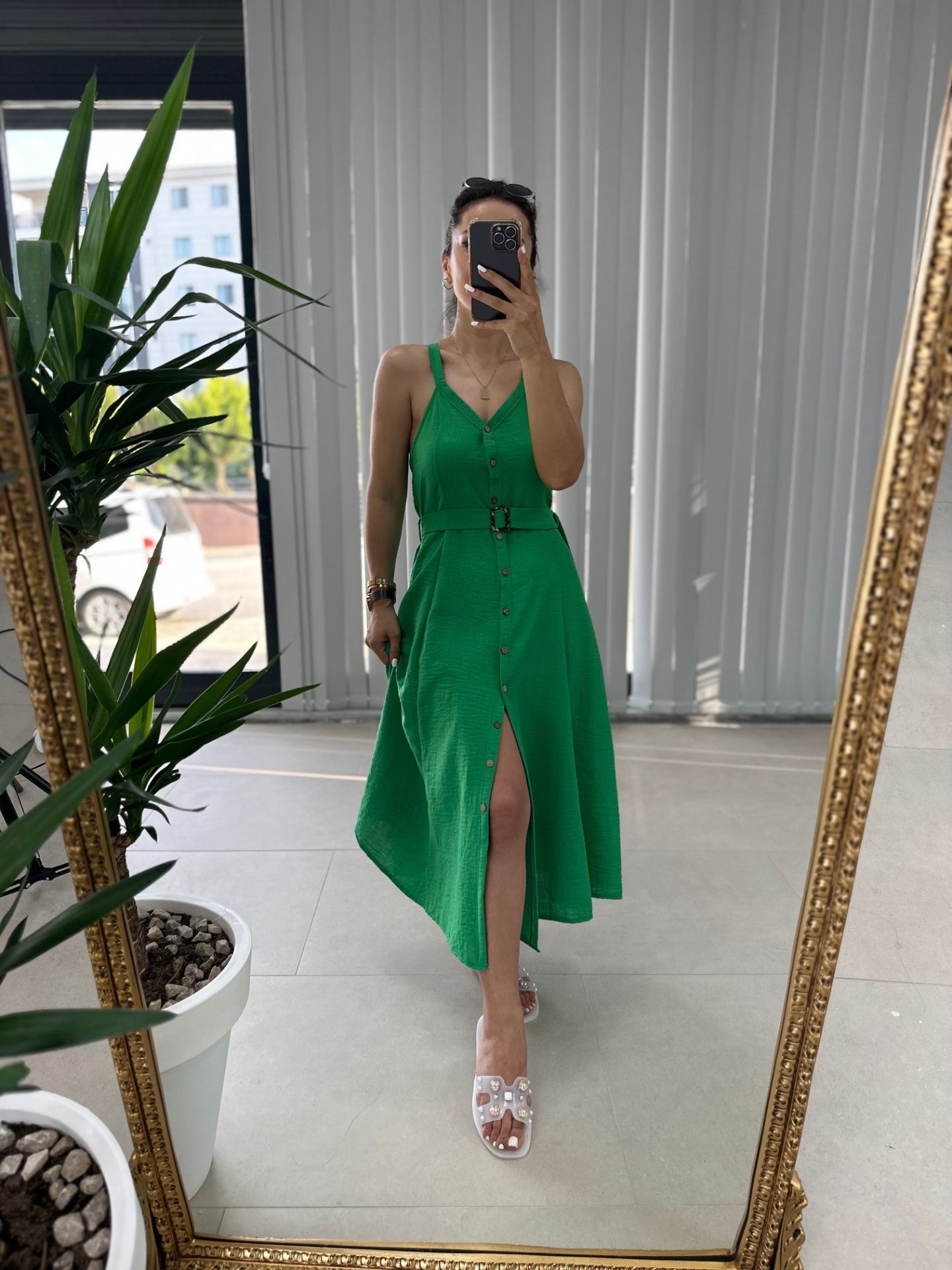 Grünes Hemdkleid aus Leinen mit MNG-Trägern