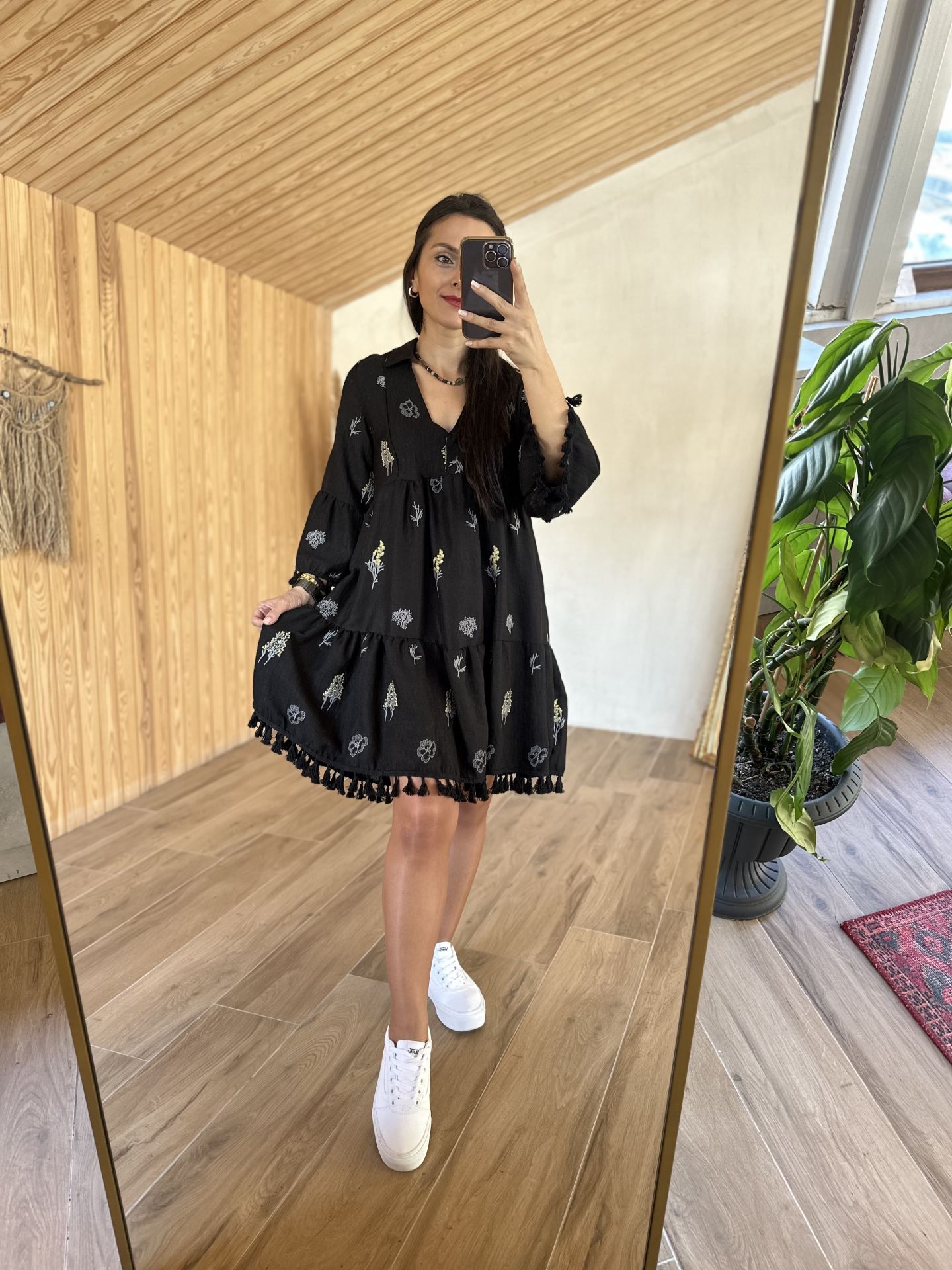 Keten nakışlı siyah elbise