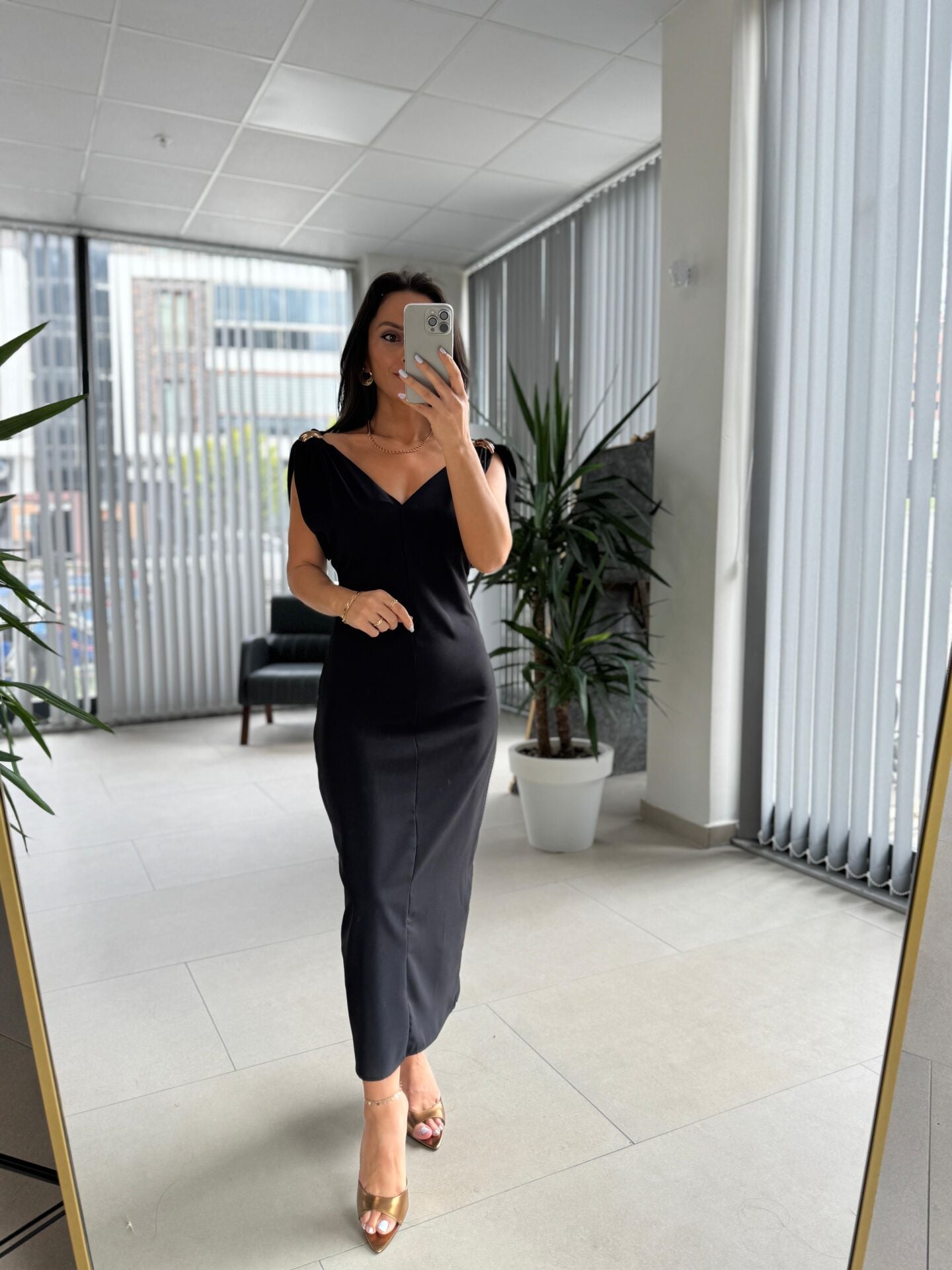 My 3746 Siyah Omuz Gold Tokalı V Yaka Elbise