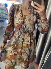 Zweireihiges Chiffonkleid mit Kordelzug