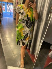 Grünes Leinenkleid mit Ärmeldetail