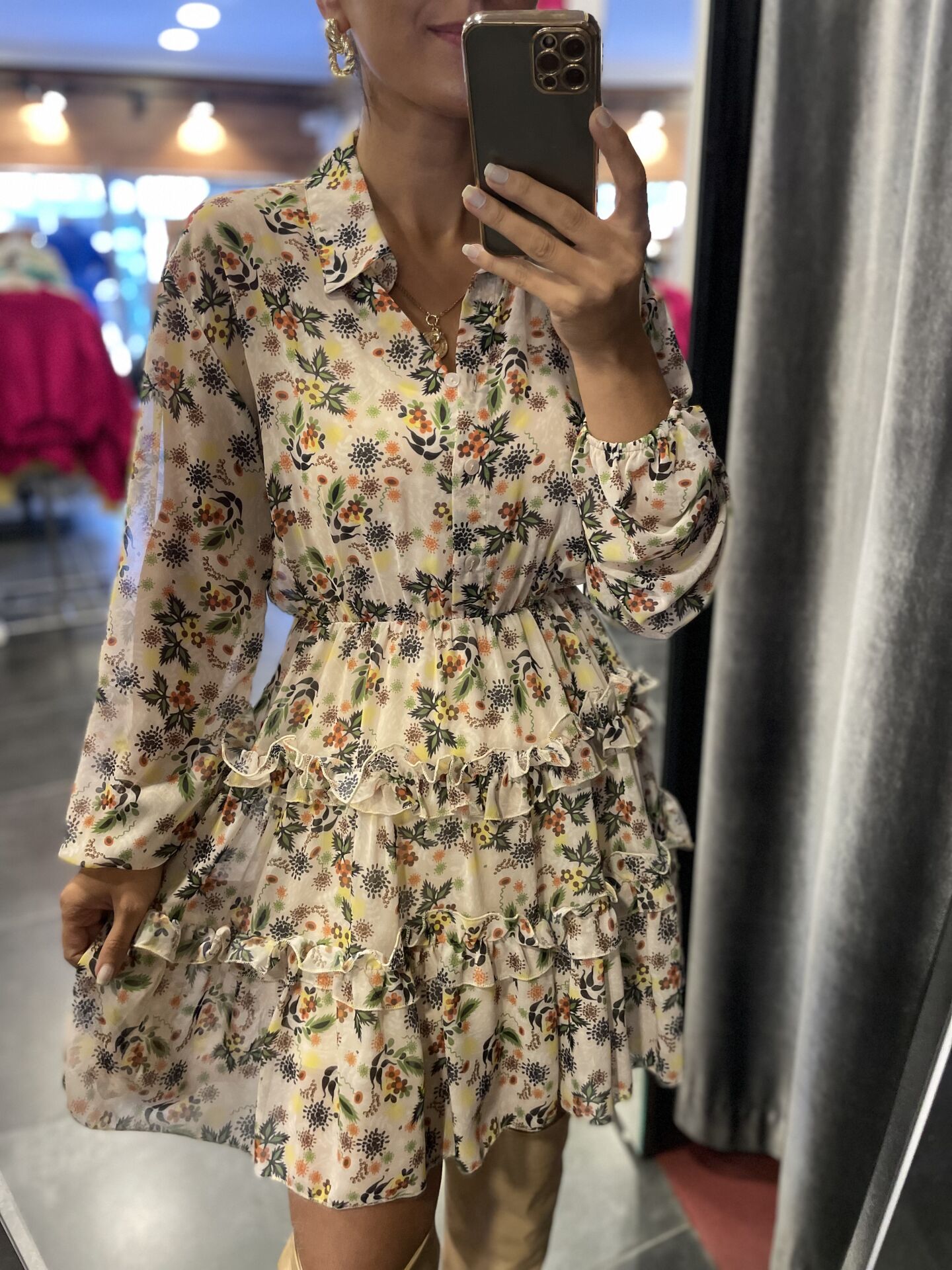 Ata Weiches grünes Chiffonkleid mit Blumenmuster