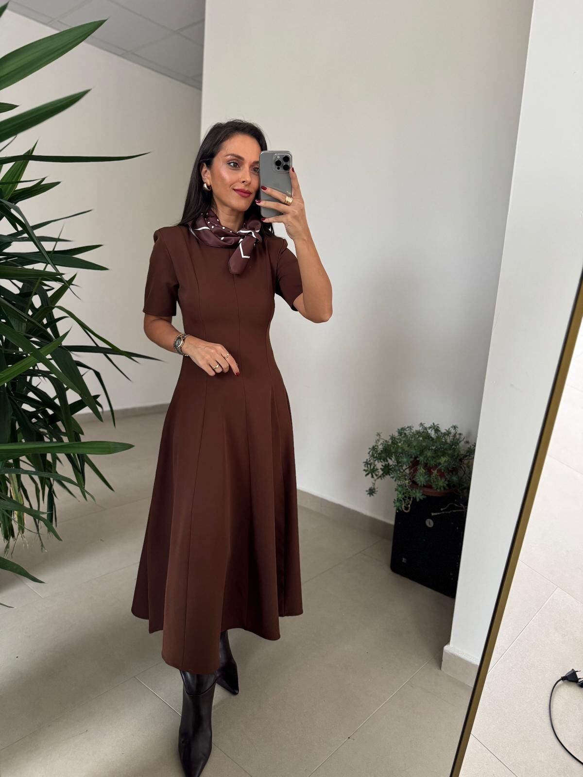 Np 1002 Omuz Vatkalı Kahve Fularlı Elbise