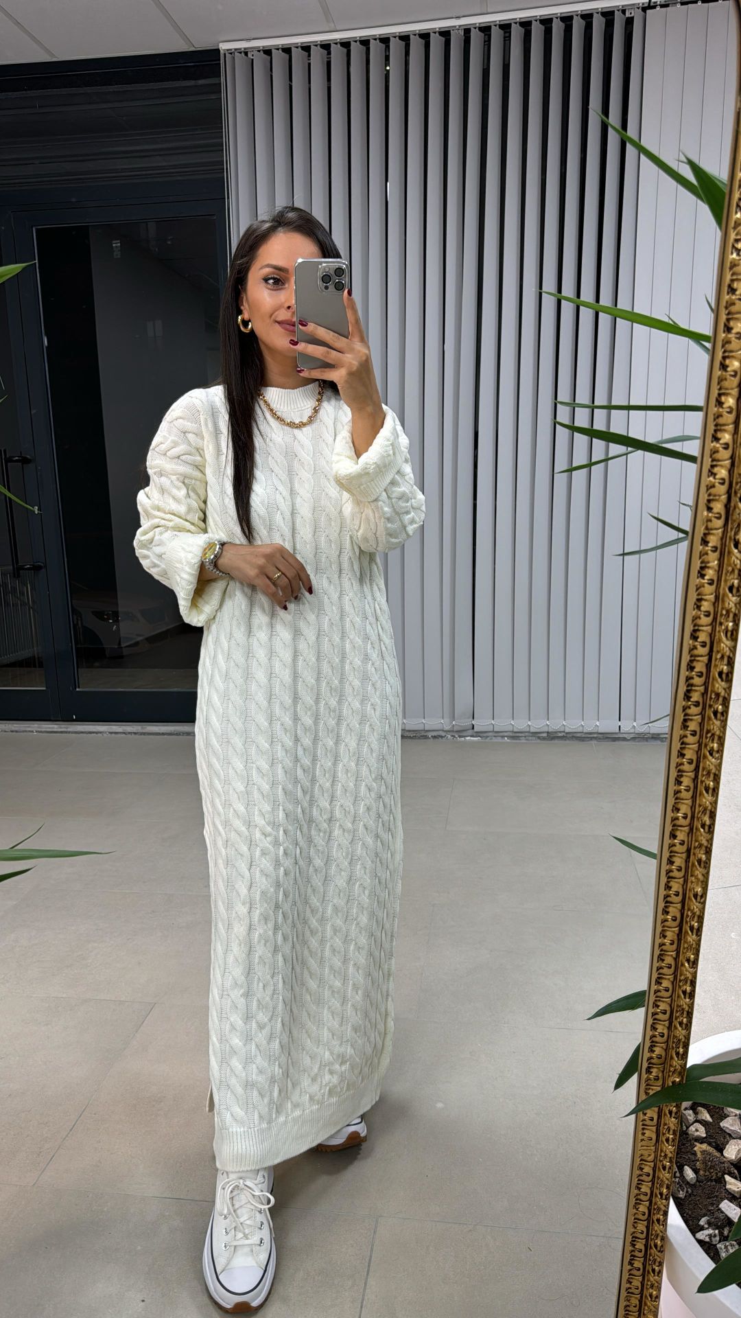 Cremefarbenes Strickkleid aus Haarstrick