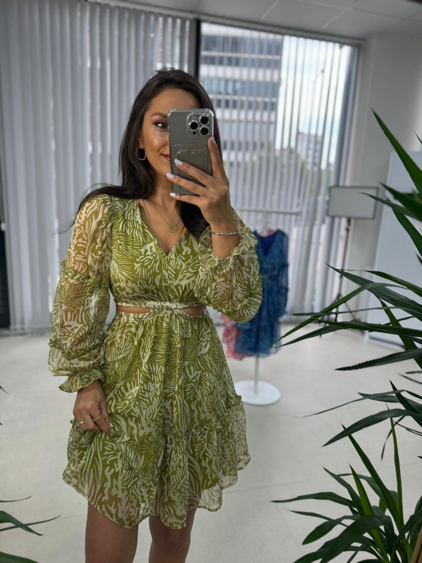 Mein Chiffonkleid im ölgrünen Design 3256