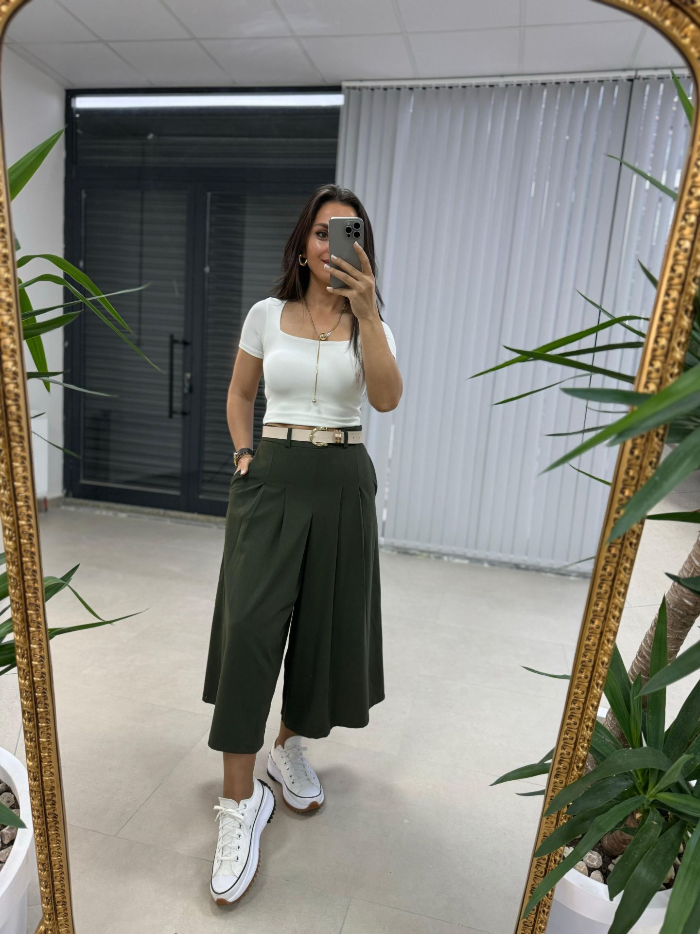 Frau Khaki-Rockhose