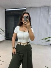 Frau Khaki-Rockhose