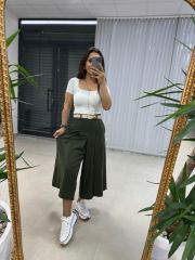 Frau Khaki-Rockhose