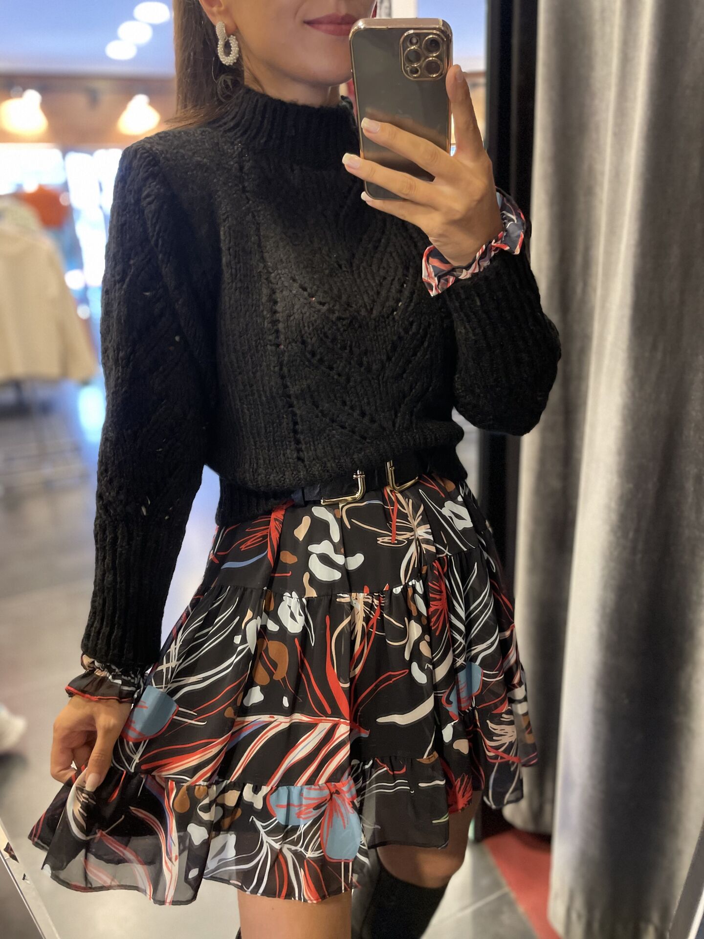 Durchbrochener schwarzer Pullover