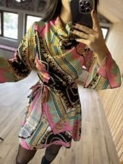 Designer-Satinkleid mit U-Ausschnitt