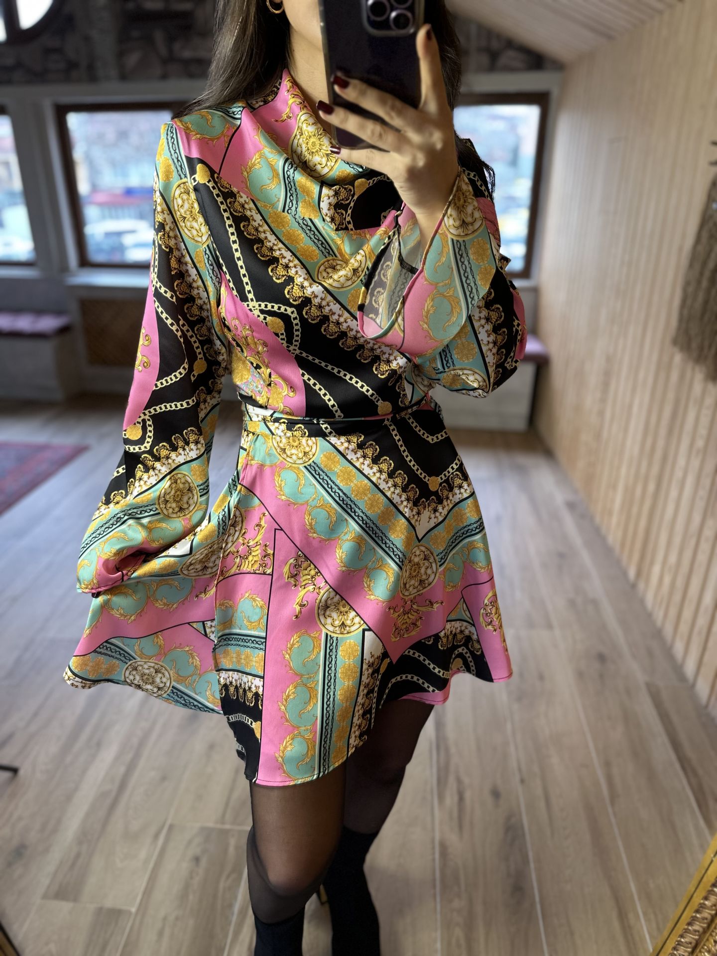 Designer-Satinkleid mit U-Ausschnitt