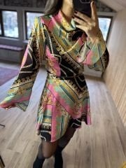 Designer-Satinkleid mit U-Ausschnitt