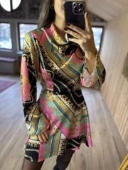 Designer-Satinkleid mit U-Ausschnitt