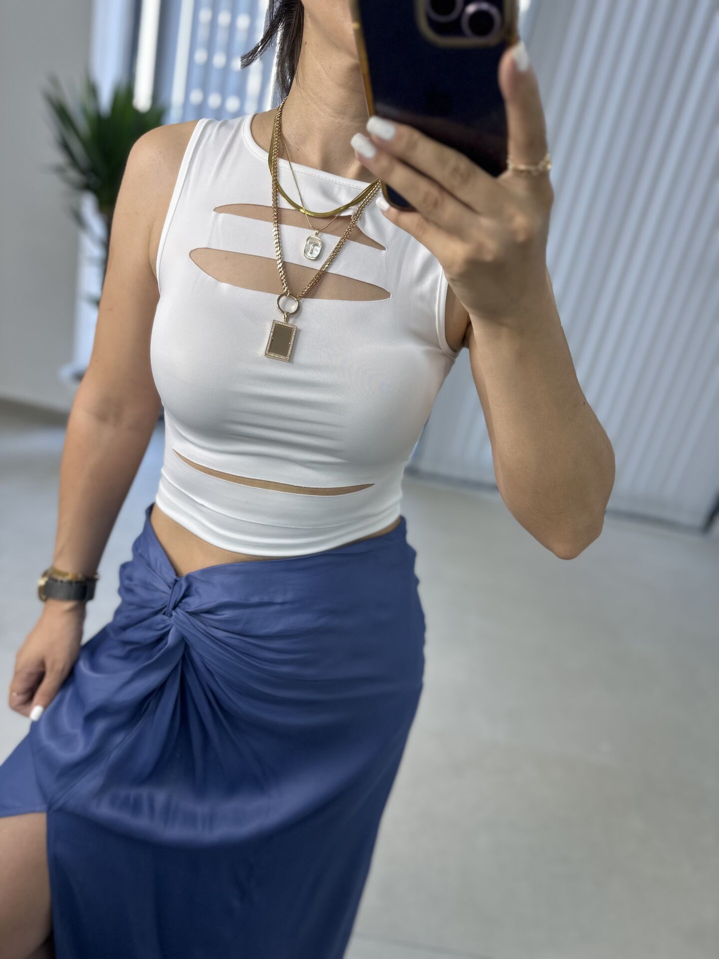 Lazer kesitli beyaz bluz