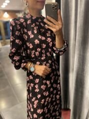 Langes Marokko-Kleid mit rosa Blumenmuster