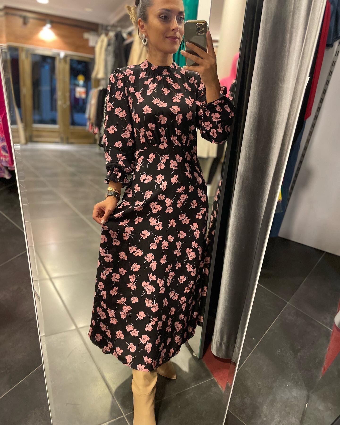 Langes Marokko-Kleid mit rosa Blumenmuster