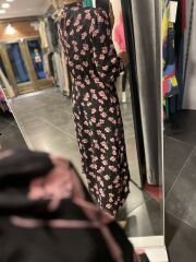 Langes Marokko-Kleid mit rosa Blumenmuster