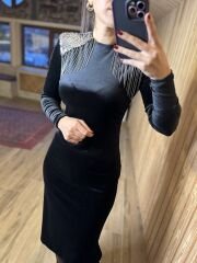 Schwarzes Bleistiftkleid mit Polsterdetail