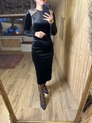 Schwarzes Bleistiftkleid mit Polsterdetail
