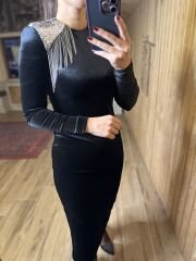 Schwarzes Bleistiftkleid mit Polsterdetail