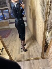 Schwarzes Bleistiftkleid mit Polsterdetail