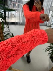 Gestrickte orangefarbene Strickwaren der Marke Orj
