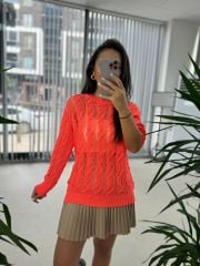 Gestrickte orangefarbene Strickwaren der Marke Orj