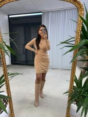 Mein detailliertes Bleistiftkleid in Nerz-Wickeloptik