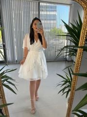 Mc 5723 Weißes Chiffonkleid mit Taillenknöpfen