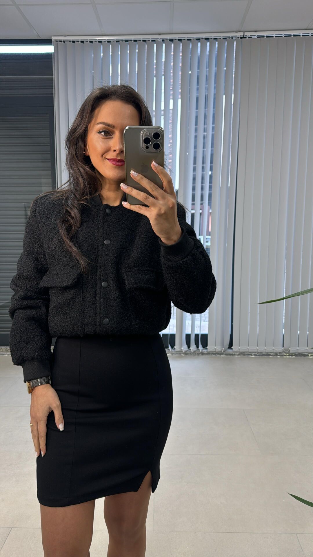 Kunst. Buklet Bomber Schwarzer Mantel