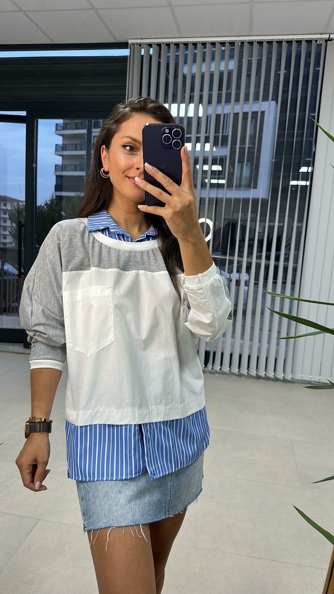 Grauer Sweat mit Hemddetail