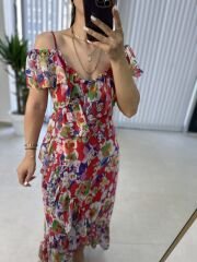 Askılı kırmızı çiçekli şifon elbise