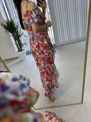 Askılı kırmızı çiçekli şifon elbise