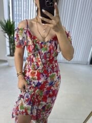 Askılı kırmızı çiçekli şifon elbise