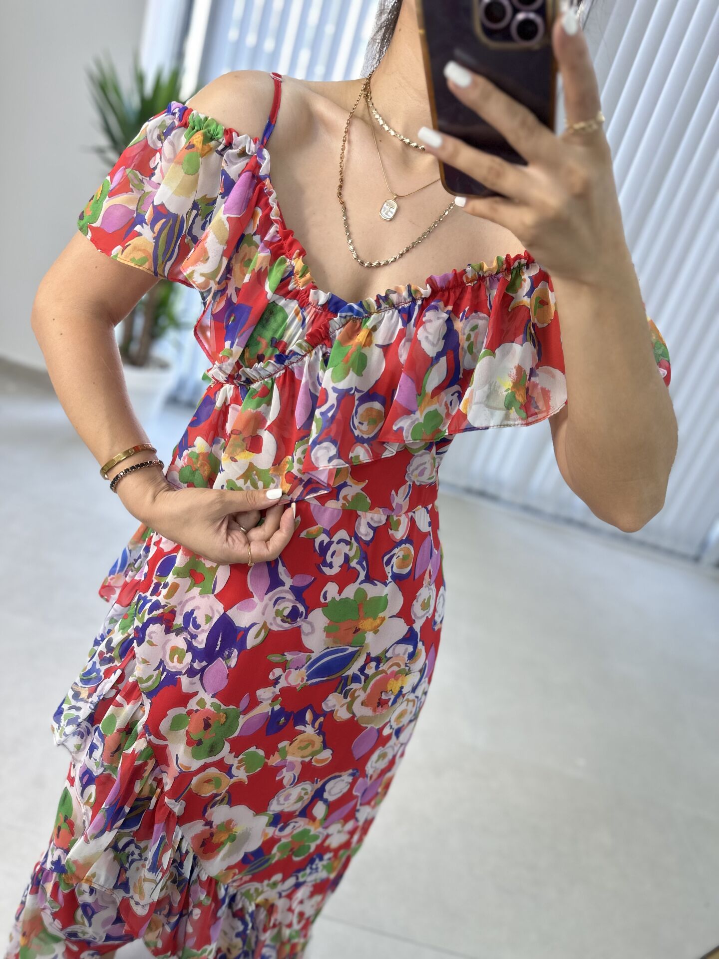 Askılı kırmızı çiçekli şifon elbise