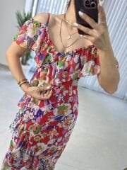 Askılı kırmızı çiçekli şifon elbise