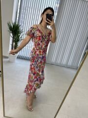 Askılı kırmızı çiçekli şifon elbise