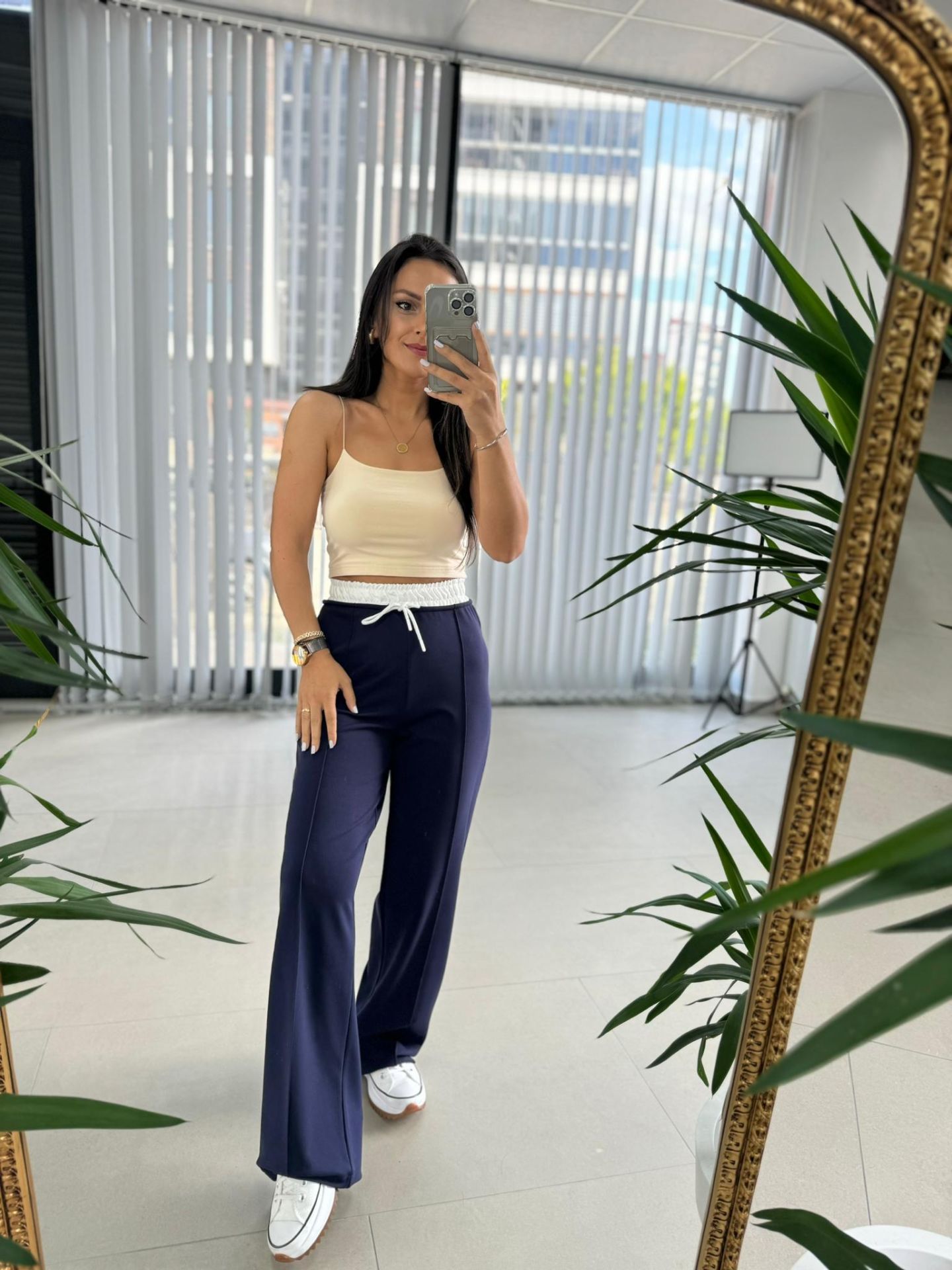 GK-Hose in Marineblau mit weißer Taille und detailliertem Detail