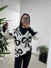 Orj. Marka Fiyonk Detaylı V Yaka Triko Kazak