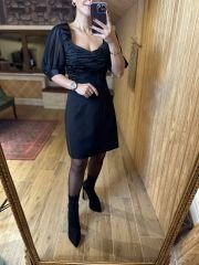 Schwarzes Kleid mit Kusshals