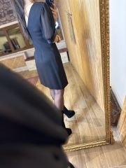 Schwarzes Kleid mit Kusshals
