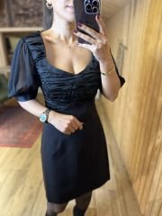 Schwarzes Kleid mit Kusshals