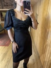 Schwarzes Kleid mit Kusshals