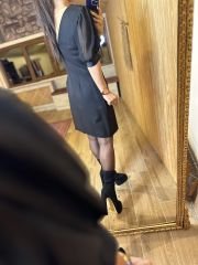 Schwarzes Kleid mit Kusshals