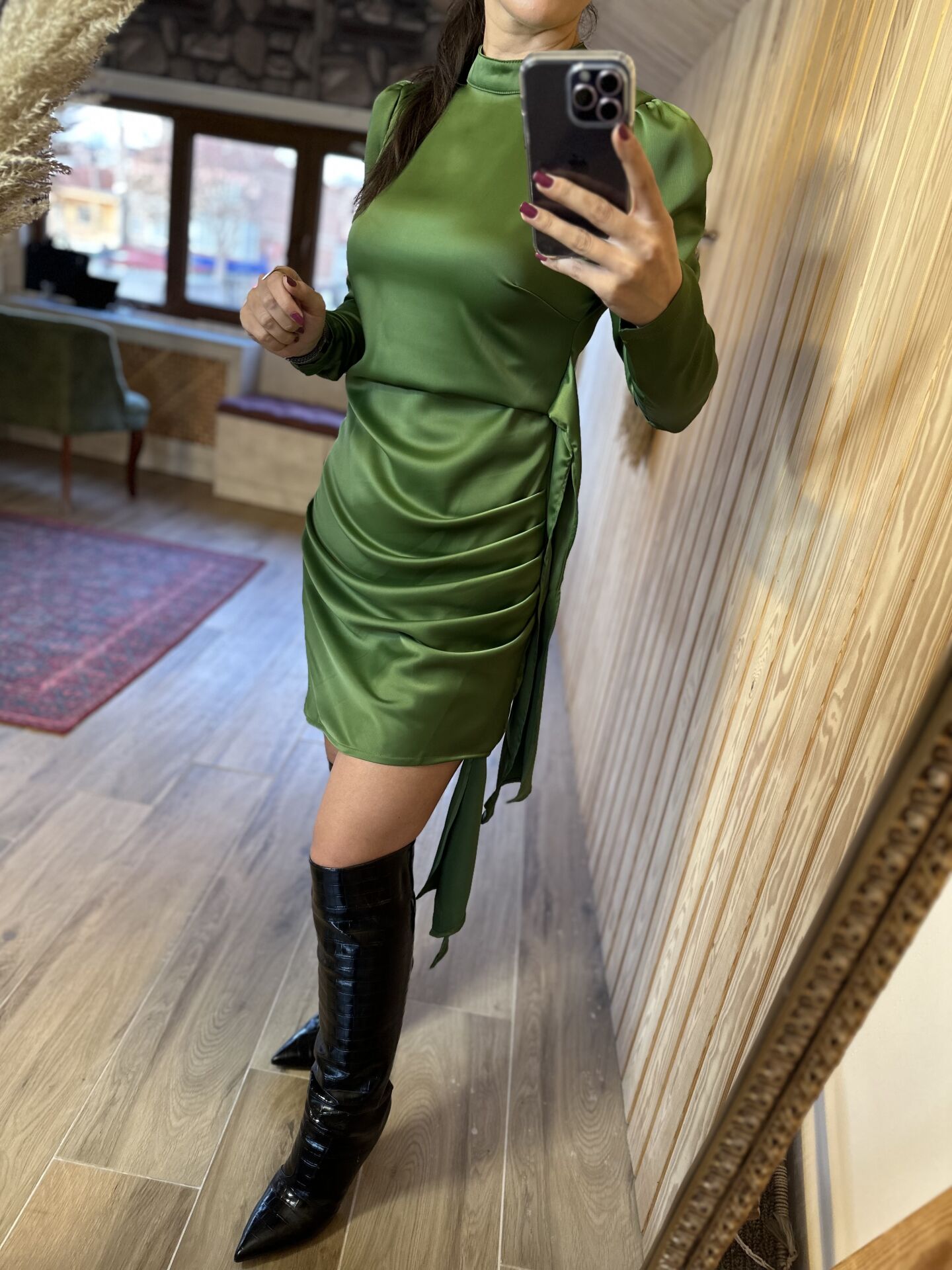 Tasarım yandan bağlamalı yeşil saten elbise