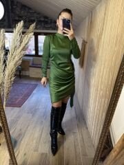 Tasarım yandan bağlamalı yeşil saten elbise