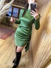 Tasarım yandan bağlamalı yeşil saten elbise