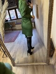 Tasarım yandan bağlamalı yeşil saten elbise