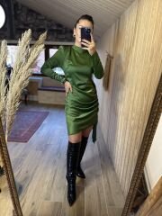 Tasarım yandan bağlamalı yeşil saten elbise